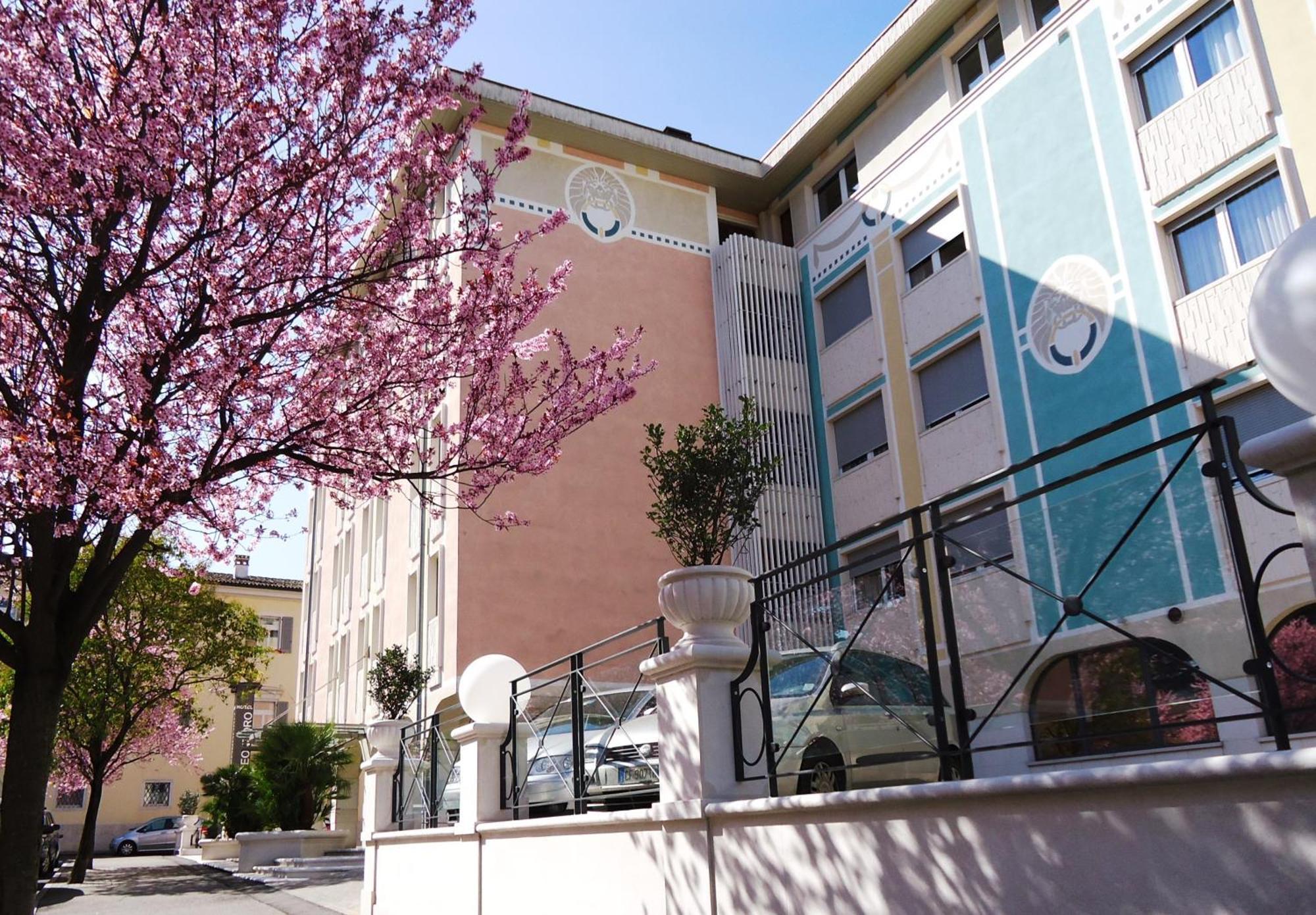 רוברטו Hotel Leon D'Oro מראה חיצוני תמונה