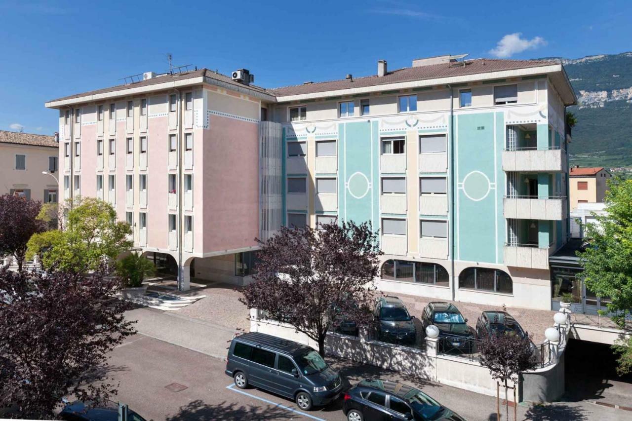 רוברטו Hotel Leon D'Oro מראה חיצוני תמונה